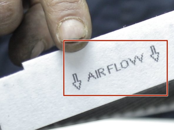 Les flèches inscrites sur le coté du filtre d'habitacle indiquent le sens de circulation de l'air.Bien positionner le filtre au moment du remontage