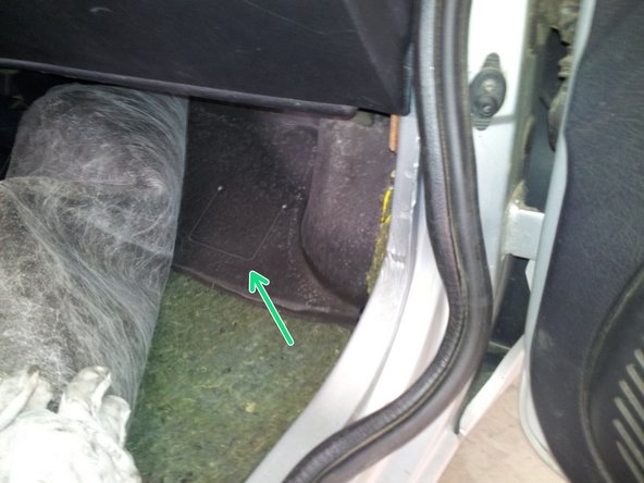 Soulever la mousse insonorisante à l'endroit pré-découpé.