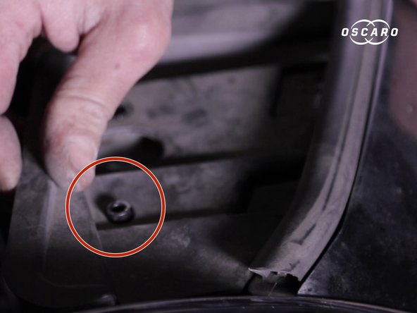 Clipser les parties latérales en alignant les pattes de fixation