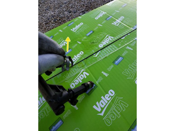 et défaire l'agrafe de fixation de l'injecteur