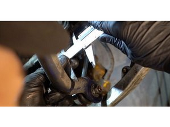 Lors du démontage, marquez ou mesurez la position précise du joint rotule sur la tige, ou comptez le nombre de tours afin d'éviter un mauvais alignement futur. Utilisez un pied à coulisse.