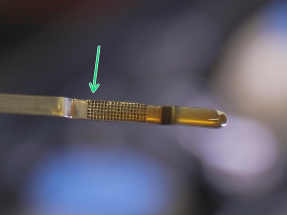 Le bon niveau d'huile doit se trouver juste en dessous du maximum, si cela n'est pas le cas rajouter de l'huile afin d'atteindre le bon niveau