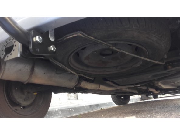 Vous pouvez utiliser un grand tournevis ou la clé de la roue de secours.