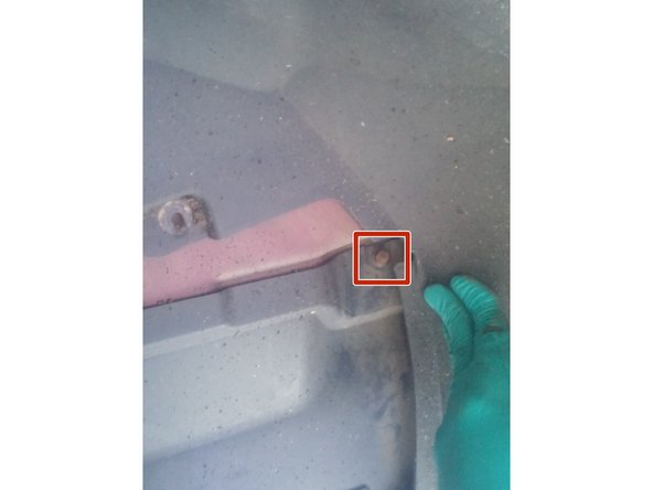 Puis, une fois toute les vis démonter, retirer le plastique de protection par le bas.