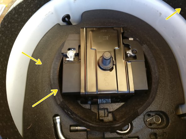 Sortir les pièces en polystyrène du coffre