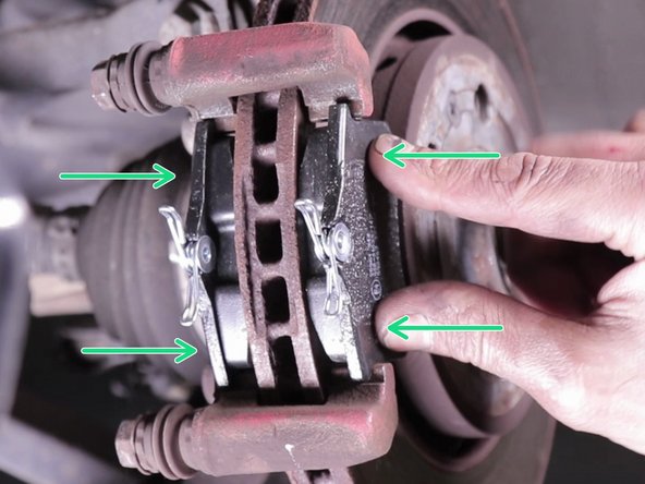 Positionner les nouvelles plaquettes de frein
