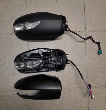 Photo 2 : Remarque: le rétroviseur neuf est livré avec une coque noire à clipper. Vous pouvez également récupérer la coque d'origine si elle est peinte.