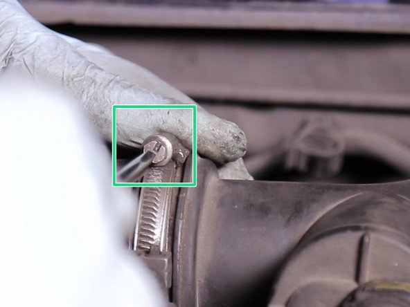 Resserrer le collier du boitier du filtre à air avec un tournevis plat