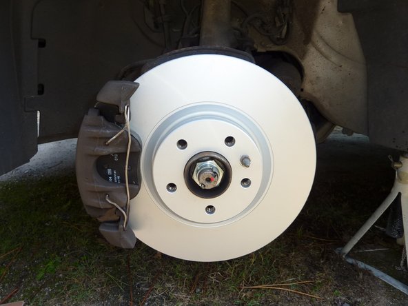 Replacer les roues et revisser les vis au maximum. Abaisser le véhicule et bloquer les vis des roues.