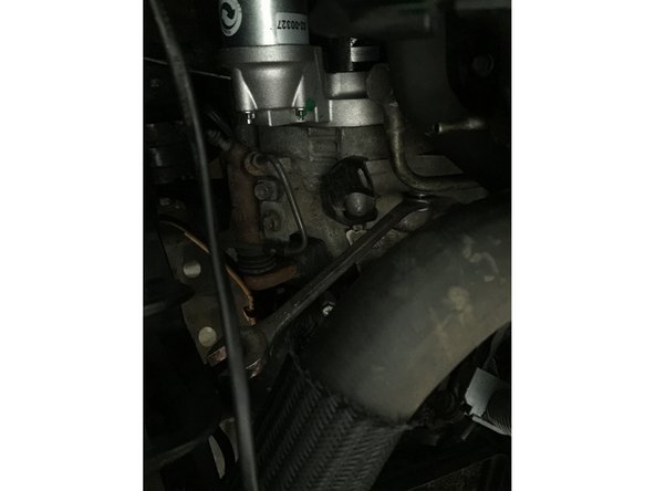 Déposer la sous face de protection moteur pour accéder librement au dessous du démarreur. Puis à l'aide d'une clé à oeil coudée de 17, dévisser le boulon de fixation du démarreur par le dessous du véhicule.