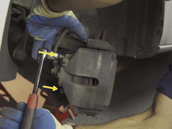 Dévisser les deux colonnettes de l'étrier à l'aide d'un cliquet et d'une douille Allen de 7