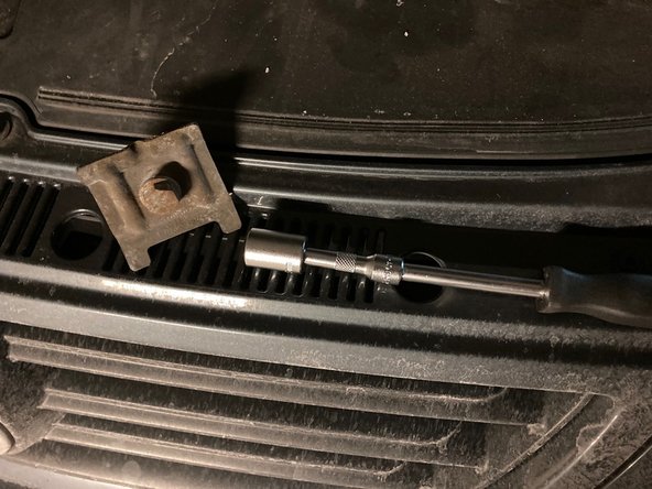 Desserrez la vis de la plaque de fixation, puis mettez les deux de coté.