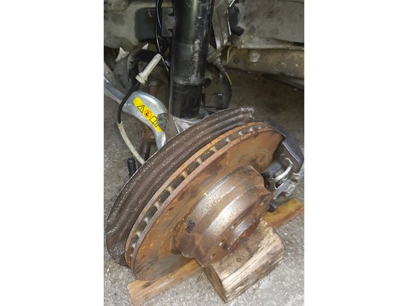 Placez un gros tournevis plat derrière la fusée et faites levier pour faciliter la glisse de l'amortisseur.