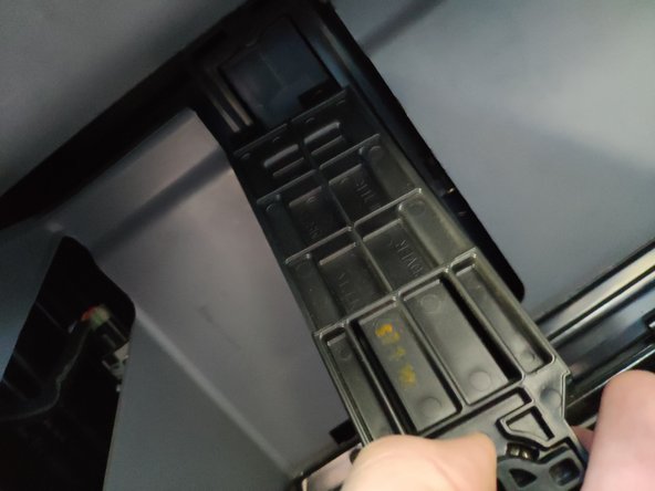 Retirer le cache du filtre d'habitacle en tournant la vis indiquée par le doigt.