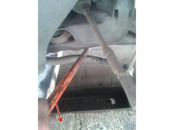 Faire levier avec un démonte pneus sur la barre stabilisatrice, pour remettre les rotules dans leurs emplacements.