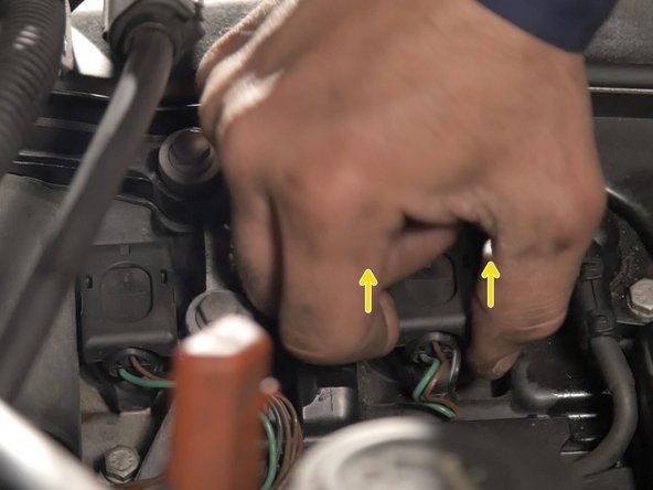 Pour retirer les bobines relever la languette pour la débrancher puis tourner la bobine tout en tirant vers le haut