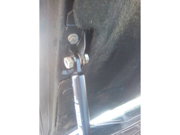 Revissez la partie haute du vérin