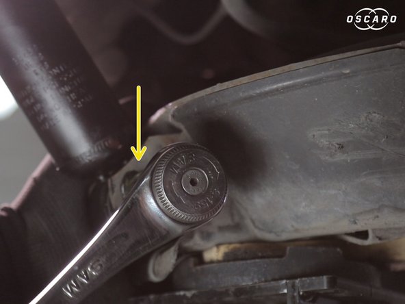 Finir de bloquer la vis du haut de l'amortisseur