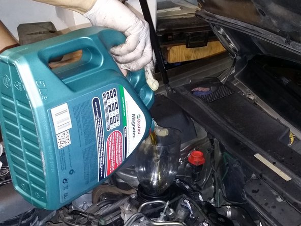 
Pour 4.8Ld'huile 5W30 according to the manufacturer's recommendation available in your maintenance booklet (removal of the gray plastic cover is not necessary)''
