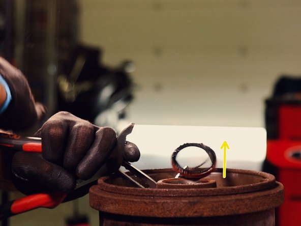 Utilisez-la pour faire levier en placent le bec sous le joint côté intérieur du tambour