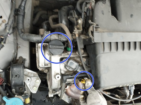 contrôler le niveau à la jauge : l'encoche du bas représente le mini, celle du haut le maxi (compléter si nécessaire: on cherche à être juste en-dessous du maxi)