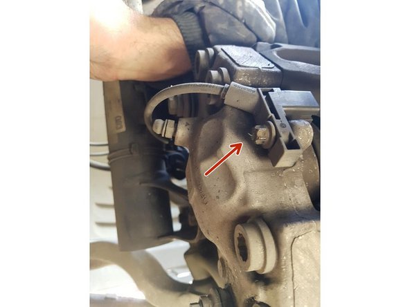 dévissez ensuite la prise qui est fixée sur l'étrier a l'aide de la douille 8mm Torx Femelle