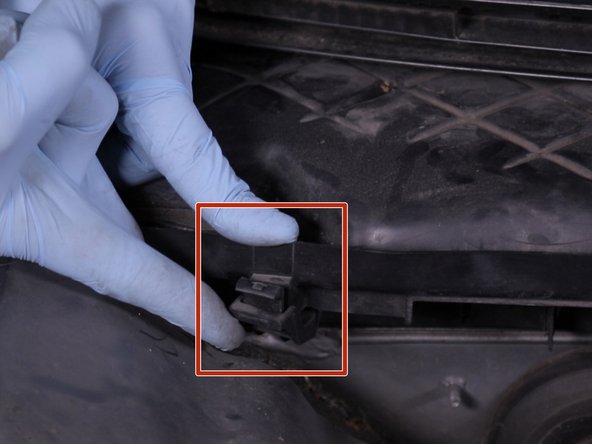 Re-clipser les deux attaches du couvercle de la boite à air