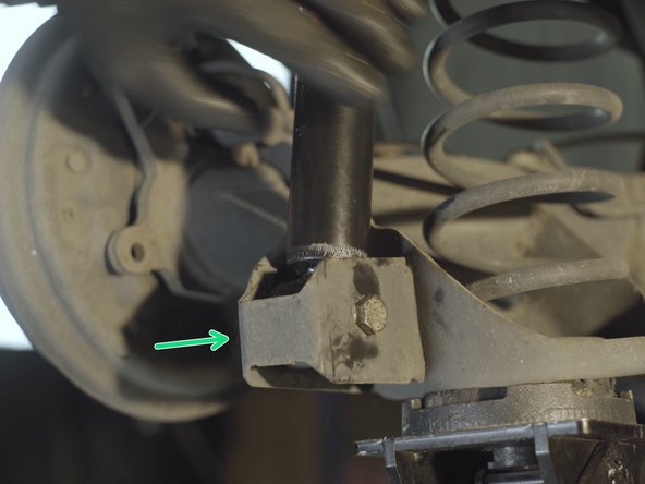 Placer l'écrou et resserrer la vis à l'aide d'une clé à pipe de 16, d'un cliquet et d'une douille de 16