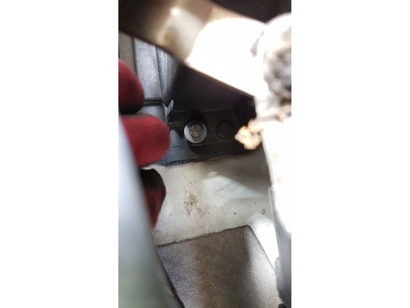 Enlever les essuies glaces à l'aide d'une clé de 13.