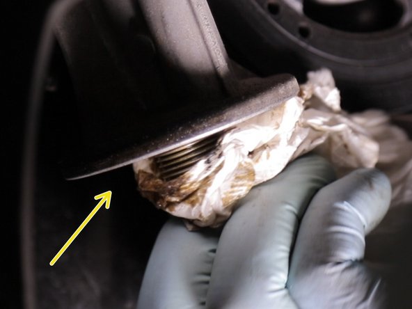 Nettoyer avec un chiffon le support du filtre à huile