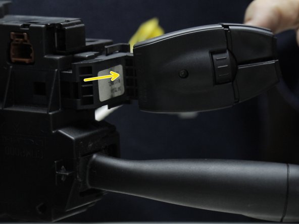 Déverrouiller et retirer la commande de radio et si équiper la commande de régulateur de vitesse