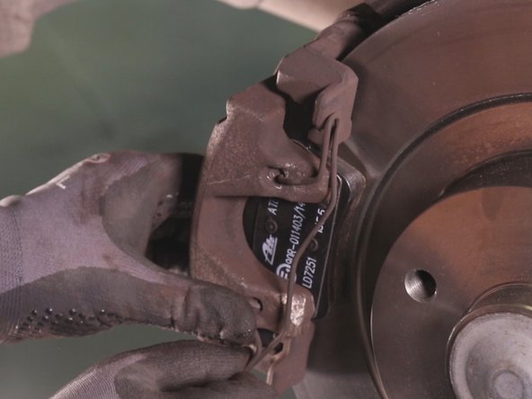 Enfoncez-le avec de légers coups de marteau