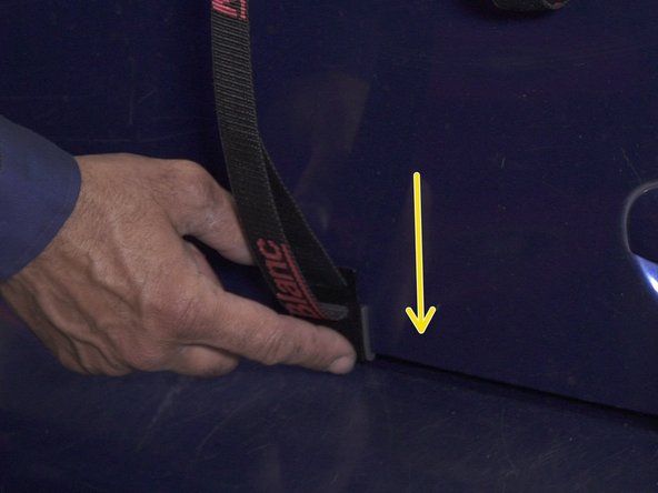 Placer les 2 dernières sangles en bas du coffre