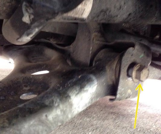 Pour cela, utilisez un cliquet et une douille de 21.