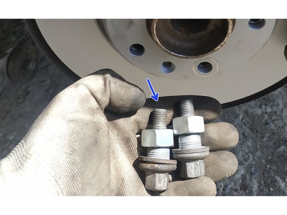 retirer les goujons et les gros écrous