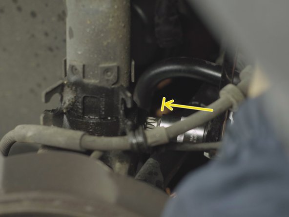 Avec un cliquet et une douille XZN M14 desserrer la vis de maintient