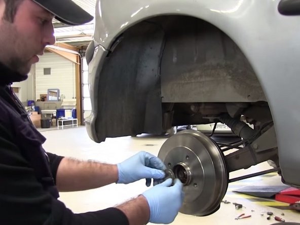 Reposer le tambour et la rondelle et serrer