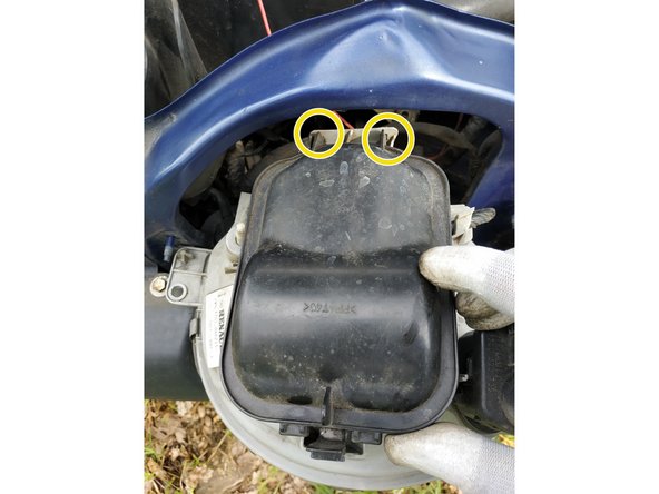 mettre le cache en place (il y a 2 ergots à mettre dans les 2 trous)