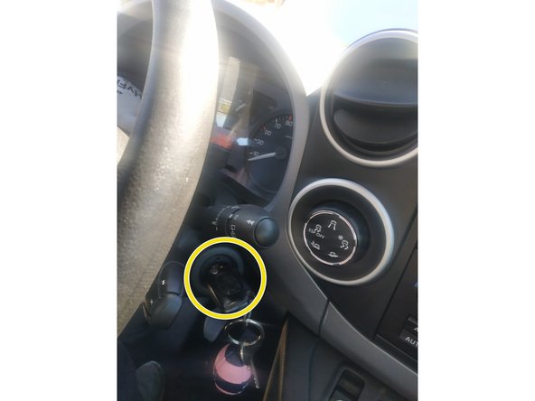 appuyer (et rester appuyé) sur le bouton de droite au niveau du tableau de bord