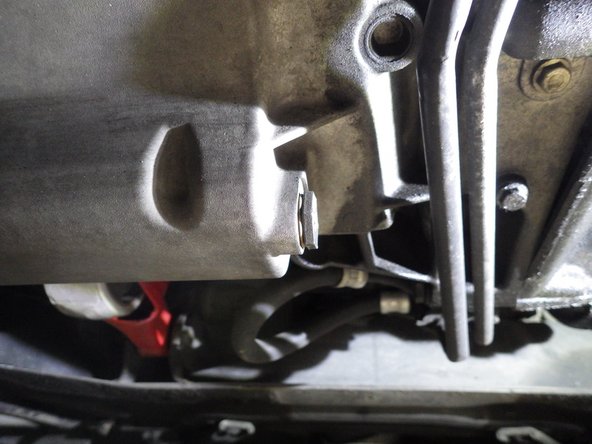 Puis serrer avec la clef à œil de 21. (ne pas serrer trop fort mais suffisamment pour bien écraser le joint neuf.