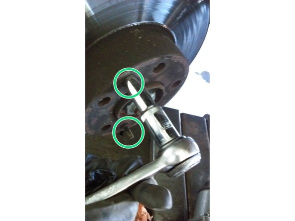 pour démonter les 2 vis il vous faut utilisez un cliquet avec une douille de 12 mm