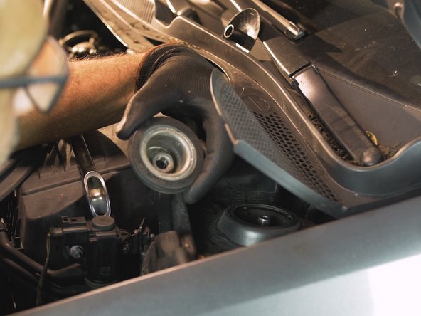 Maintenir l'amortisseur par le bas