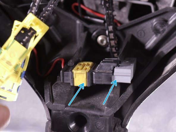 Reposer le connecteur sur son emplacement, se trouvant sur la branche basse du volant