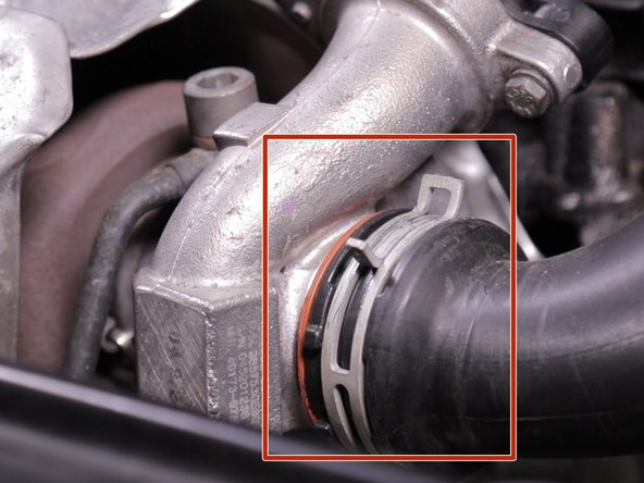 A l'aide de la pince multiprise pincer le collier de l'admission de turbo et replacer le