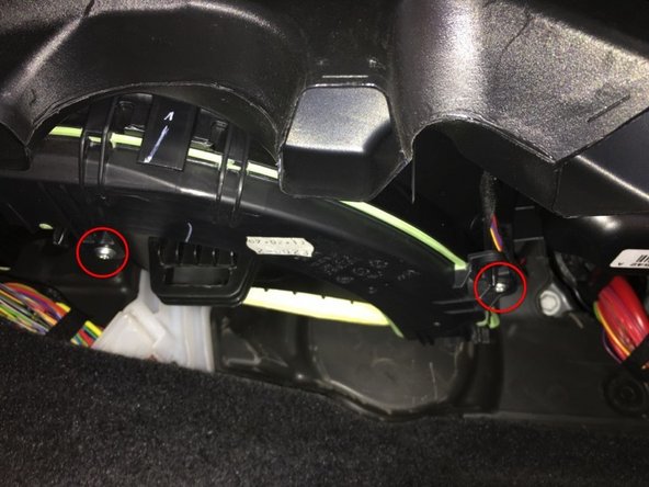 Refermez le carter de filtre à air, et revissez les deux vis à l'aide d'une clé TORX de 20.