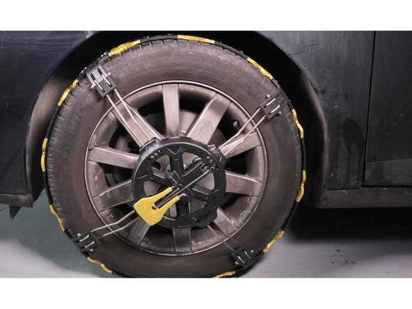 Après un court trajet (50 à 100 mètres environ) arrêter le véhicule pour vérifier que le câble est bien tendu et que la chaîne est bien en place sur le pneu.