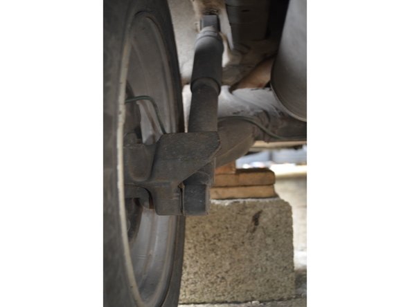 Ne craignez pas que l'amortisseur sorte d'un coup sec une fois la vis retirée. En effet l'amortisseur est déjà à sa course maximale.