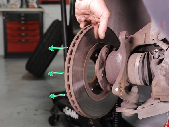 Retirer le disque de frein.Effectuer quelques coups de maillet derrière le disque pour faciliter son retrait