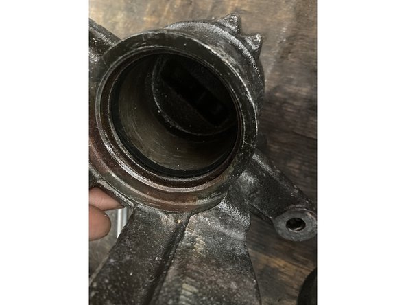 puis graisser le piston est l’intérieur de l’étrier  (la graisse est fournit dedans le kit de joints est le piston)