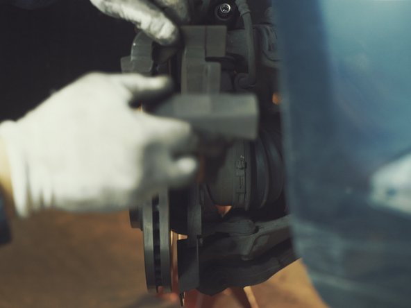 Replacer la chape d'étrier sur le moyeu